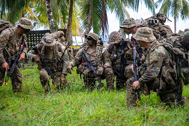 Army Mountain Division Takes on Panamanian Jungle US Army takes on Panama jungles